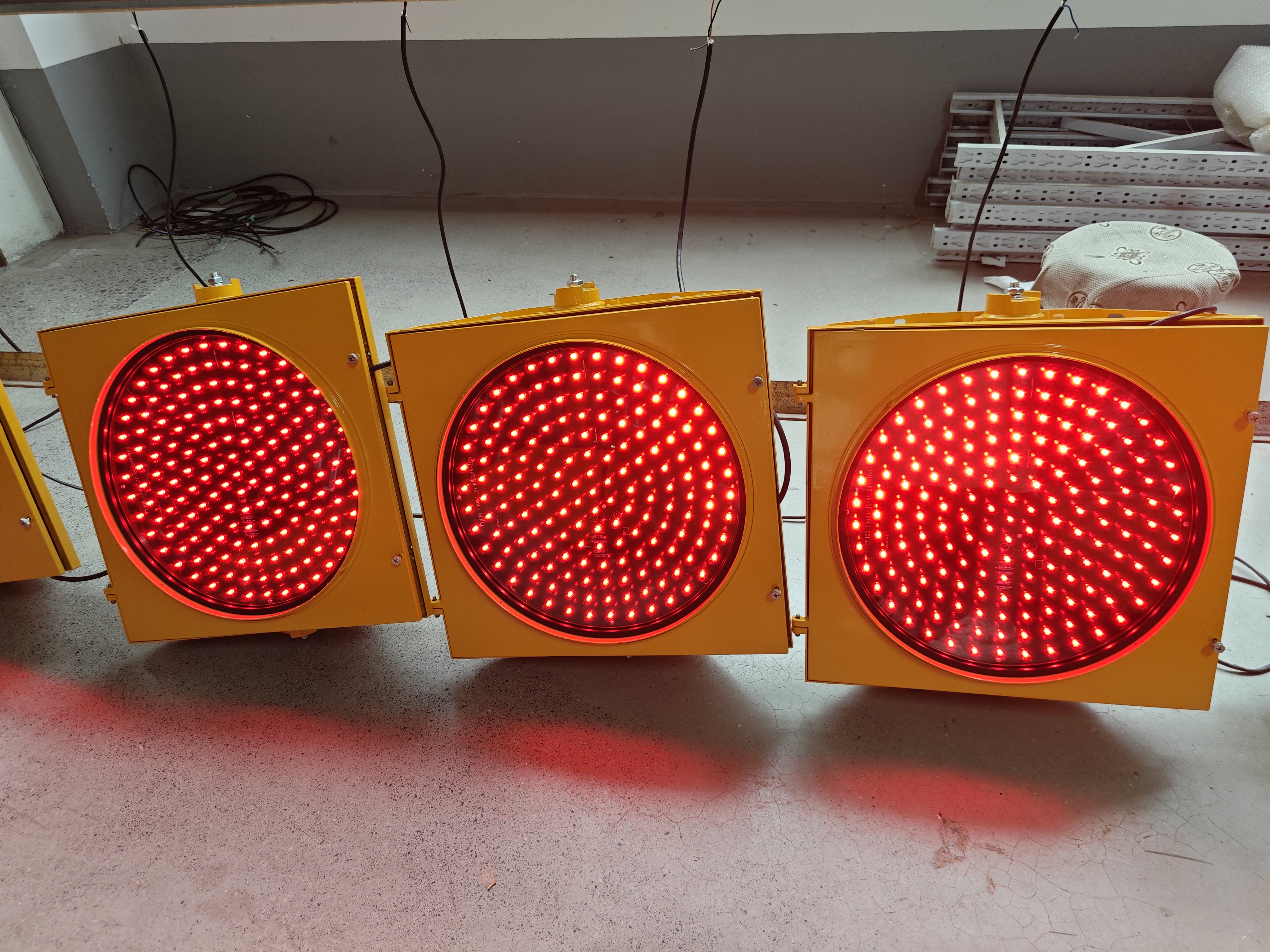 Solar &amp; Mains Powered Yellow Flashing Traffic Signal Light with PC Material for Traffic Command Sign