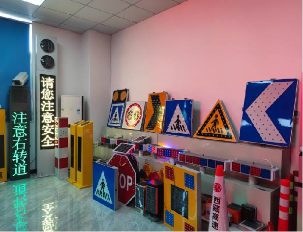 Solar Powered LED Triangle Warning Sign 600mm Pole Mounted Flashing IP65 Traffic Safety Light for Pedestrian Work Zone