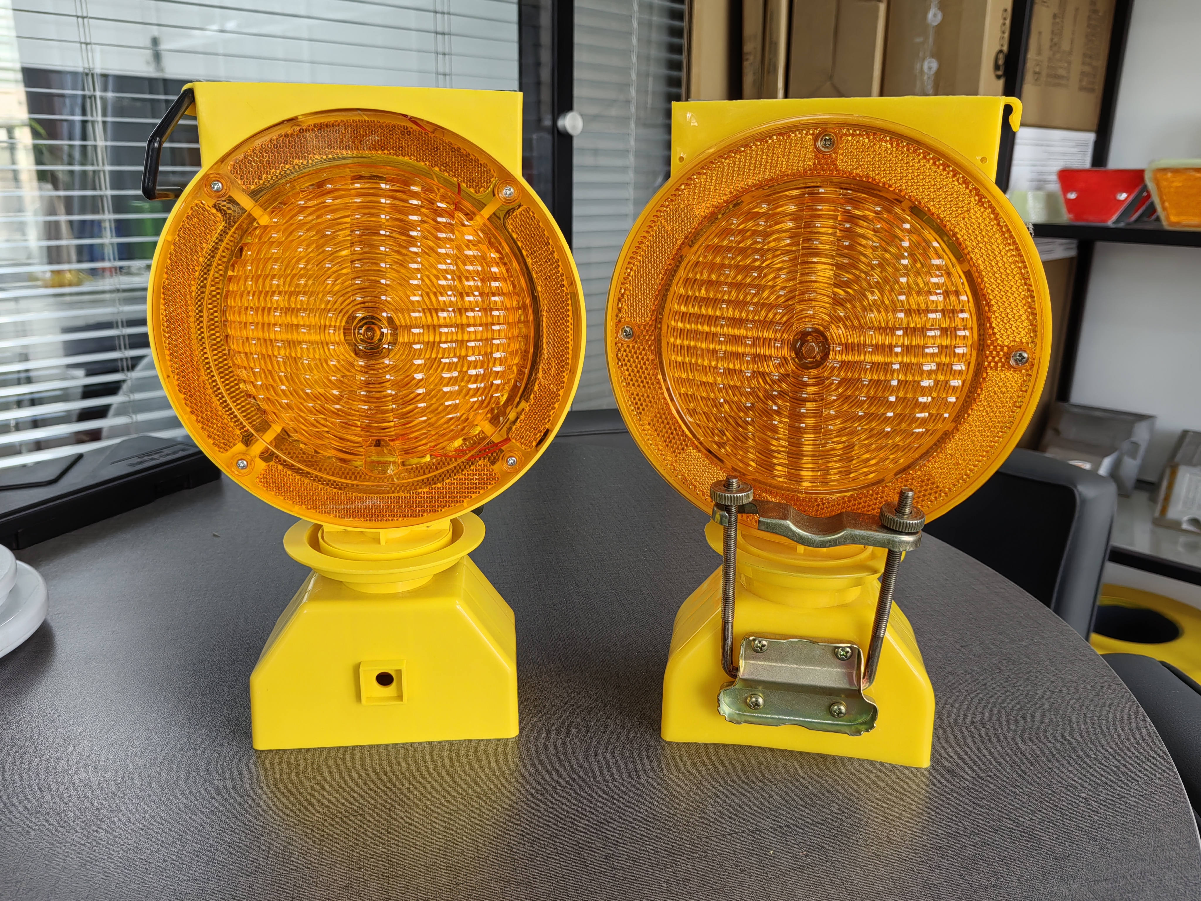CE Traffic Light Yellow LED Barricade Flasher Light / Amber Road Cone Solar Barricade Light WARNING Safety