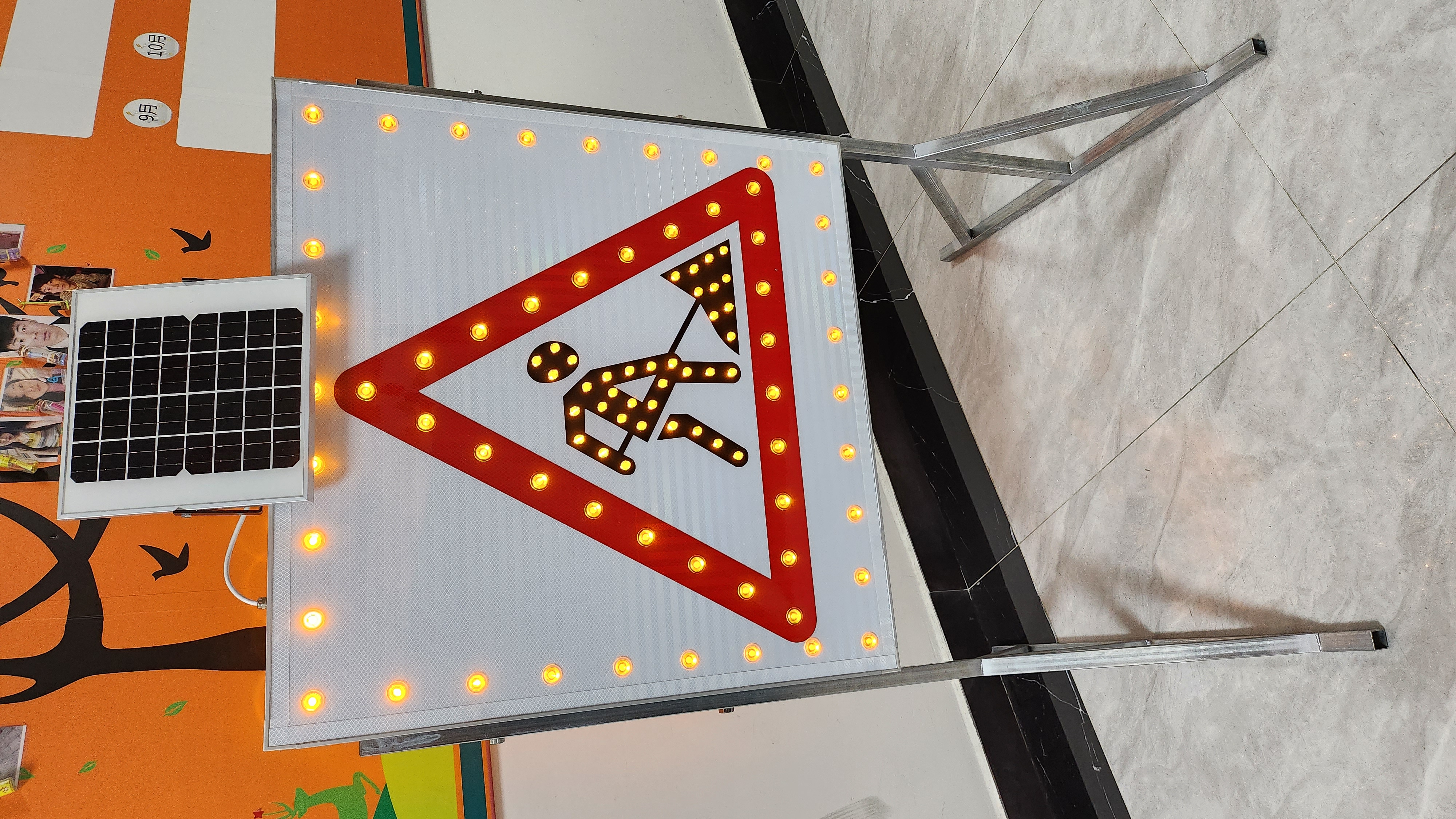Solar Powered LED Triangle Warning Sign 600mm Pole Mounted Flashing IP65 Traffic Safety Light for Pedestrian Work Zone