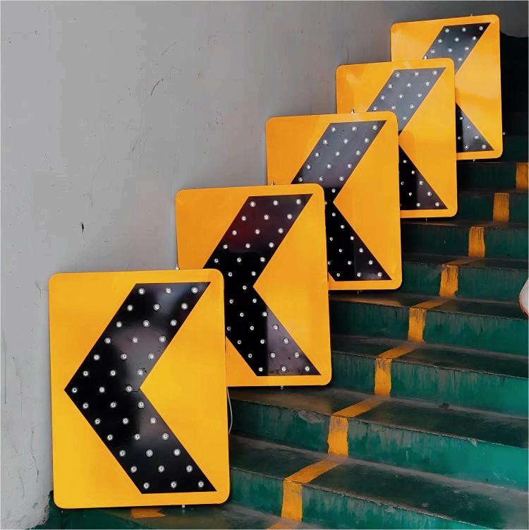 Direct Factory Price Solar Powered LED Flashing Aluminum Traffic Signs Arrow Chevron Fourth Grade Reflective Film 24 Road Safety