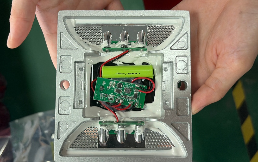 Cosyn Solar Powered Aluminum Road Stud Demonstration