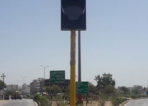 Solar traffic signal blinker with autonomous solar panel