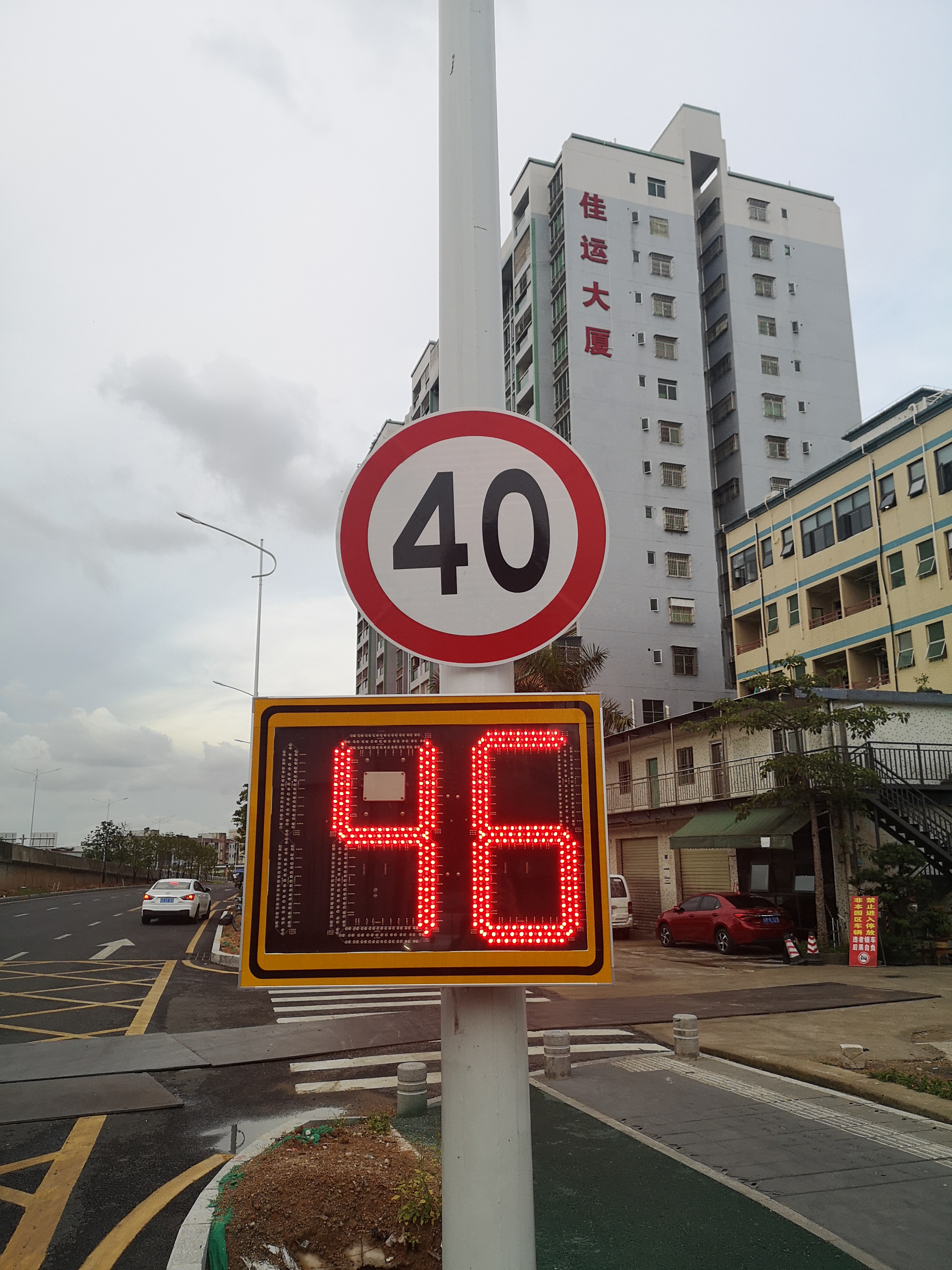 Outdoor LED Warning Sign Solar Power Radar Speed Sign Traffic Flashing Speed Limit Signs