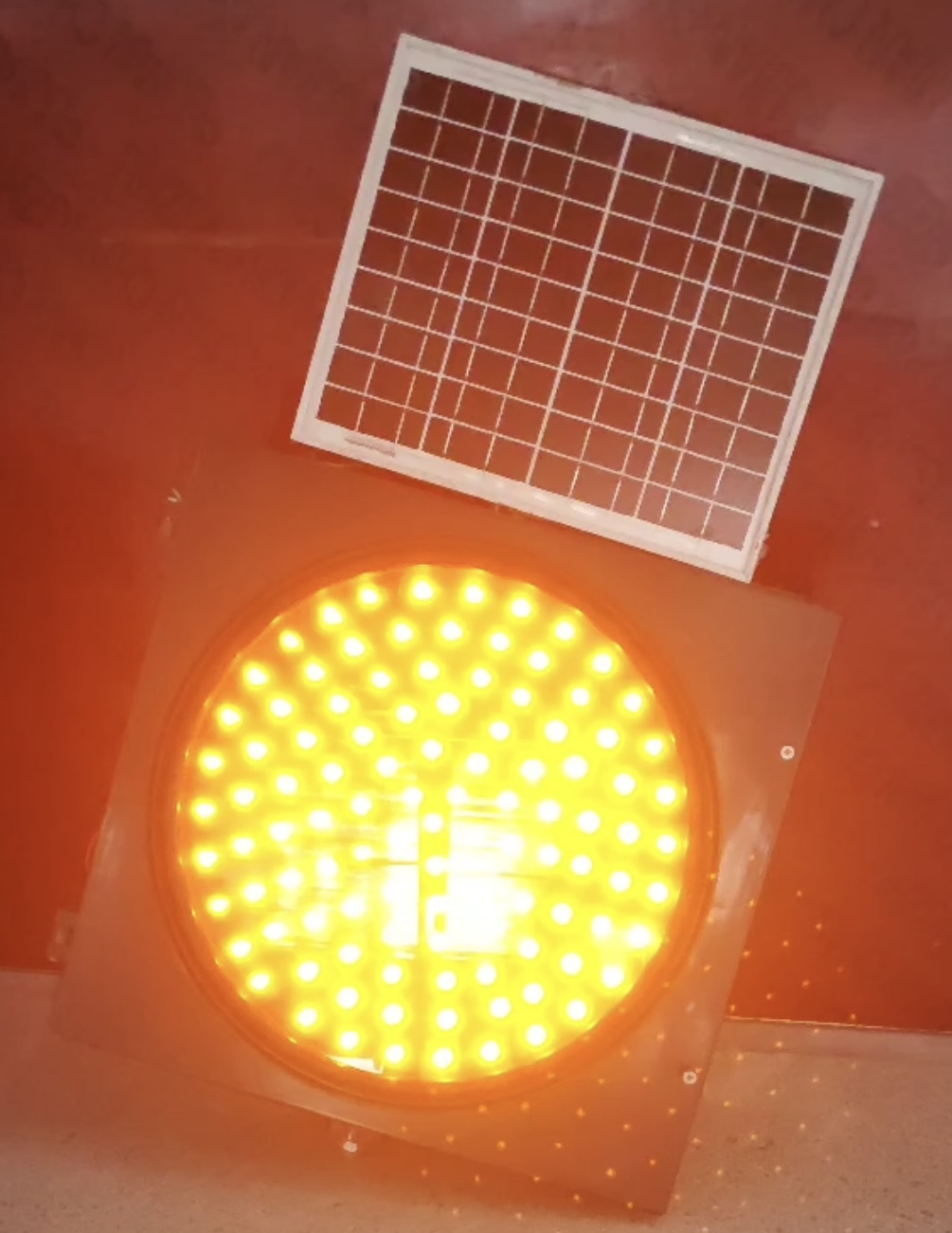 Solar &amp; Mains Powered Yellow Flashing Traffic Signal Light with PC Material for Traffic Command Sign
